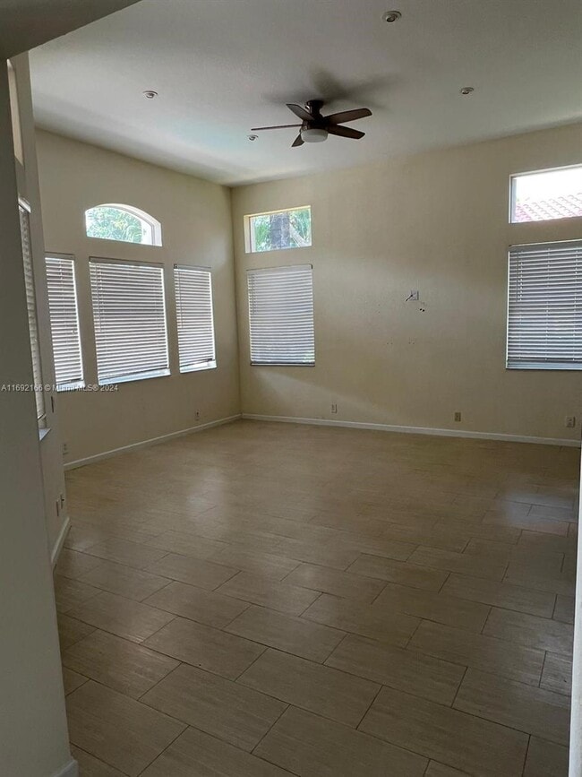 Photo - 2694 Oakmont