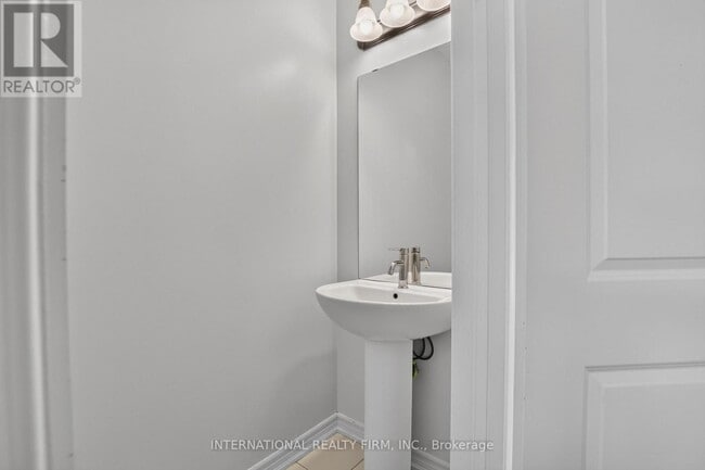 Photo - 240 Ridley Cres