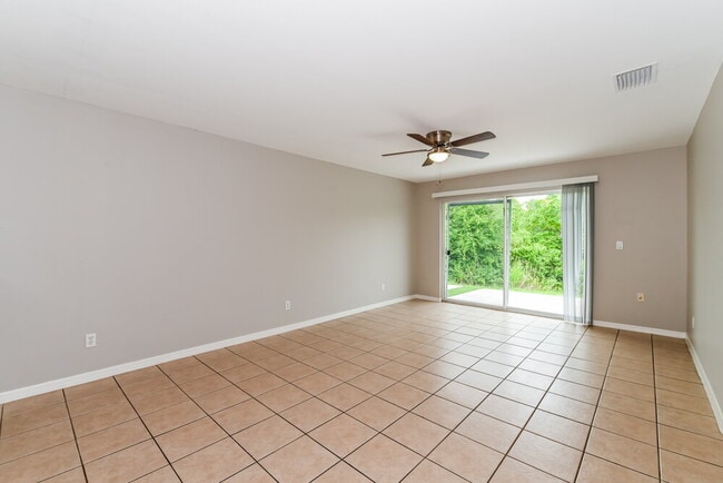 Photo - 736 Jack Ave S