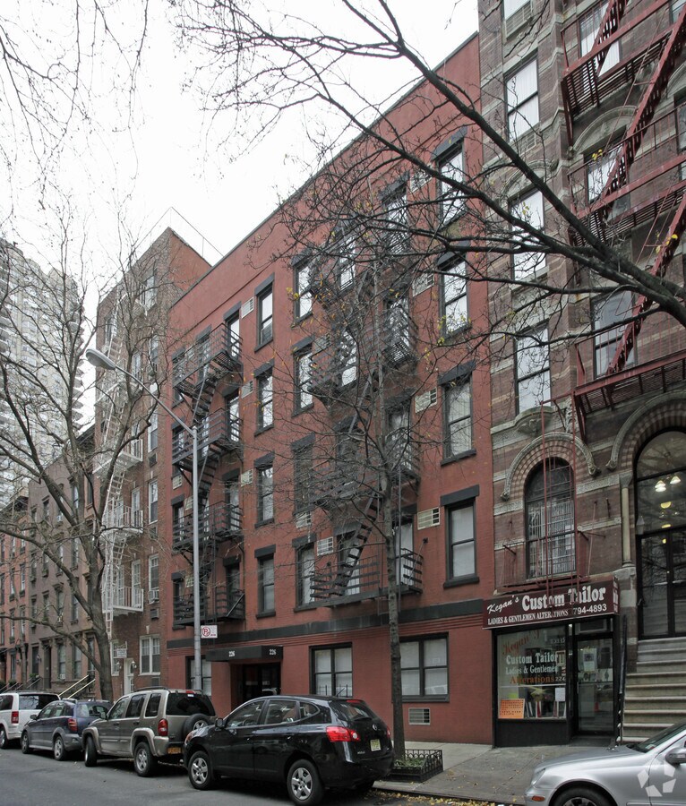 Primary Photo - 226 E 74th St Apartments