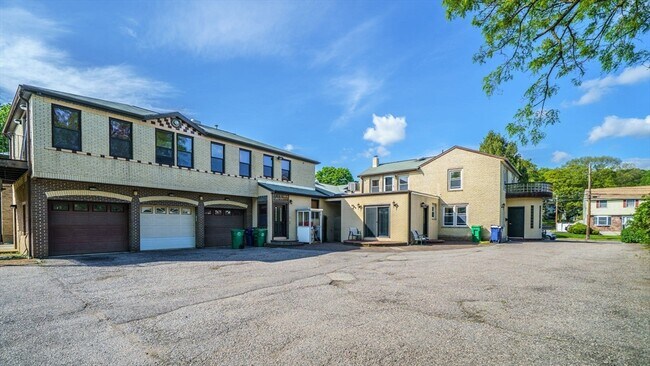 298 River St