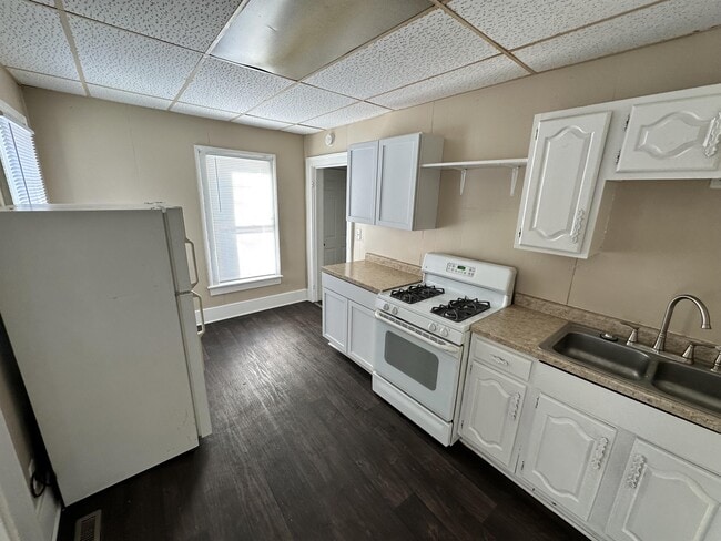 Building Photo - 757 W Grand Ave Rental