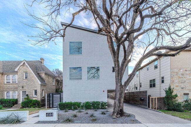Building Photo - Newer 2 Bed Townhome Walkable to Lakewood and Lower Greenville! Available August 1st!