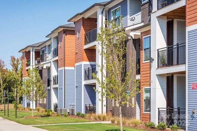 Photo - 1035 Strensall Ln Unit B1