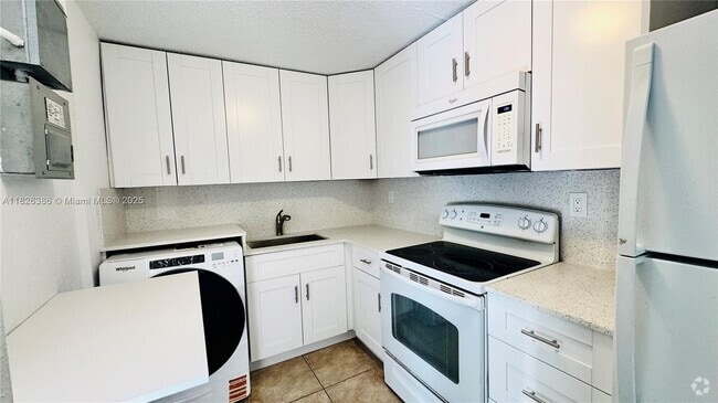 Building Photo - 531 SW 38th Terrace Unit B Rental