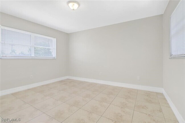 Building Photo - 4325 SE 16th Pl