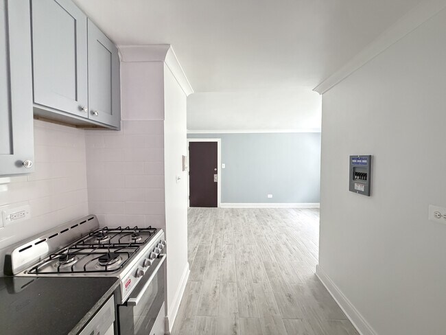 6731 N California Ave Unit SG