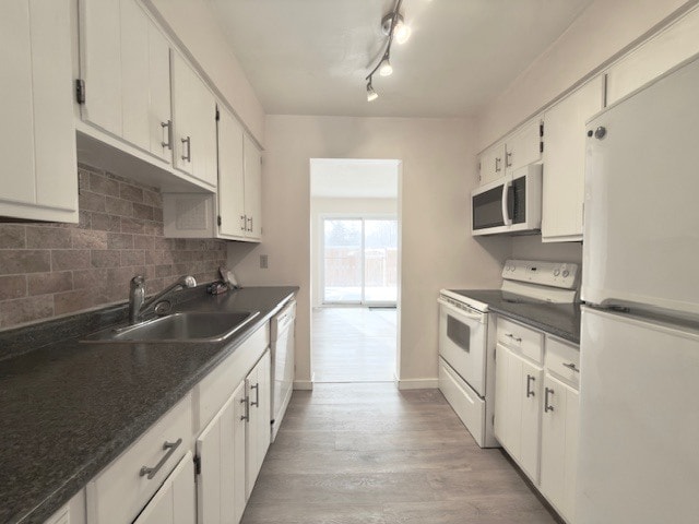 Photo - Cute 3 Bdrm Townhome with Finished Bsmt * Fenced Yard * AVAIL Now!