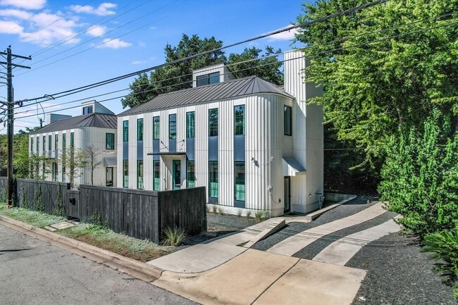 1304 Navasota St