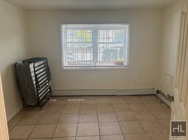 BROOKHAVEN AVENUE - ROOM RENTAL