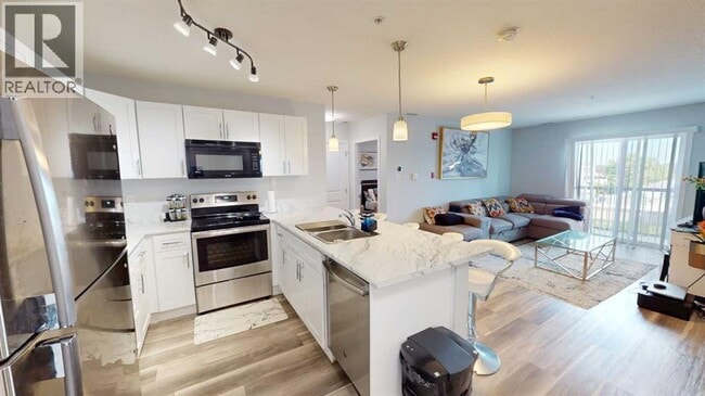 Photo - 10101-10101 101 Ave