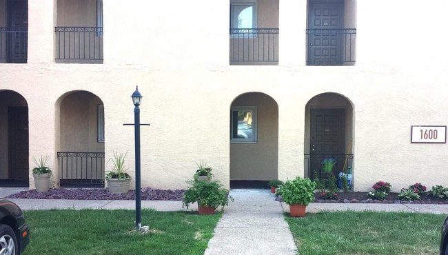 Country Club Apartments
