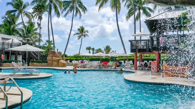 Building Photo - 5225 Collins Ave Unit 1417