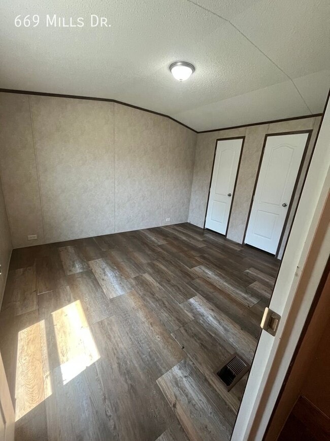 Photo - 669 W Mills Dr