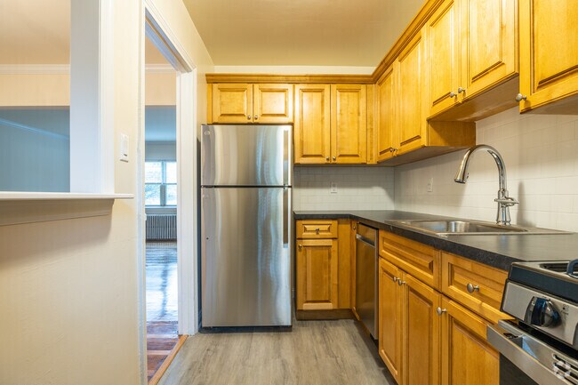 Cocina: 4,5 habitaciones, 2 habitaciones, 1 Ba - Fairlawn Properties