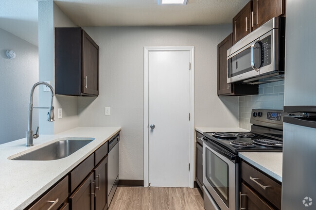 2BR, 2BA - 871SF