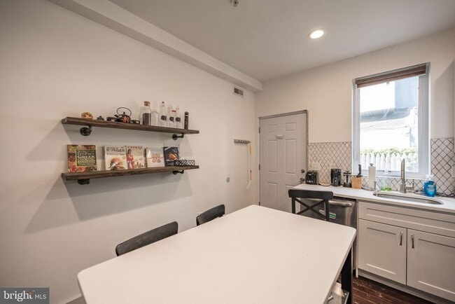 Photo - 1770 Waterloo St