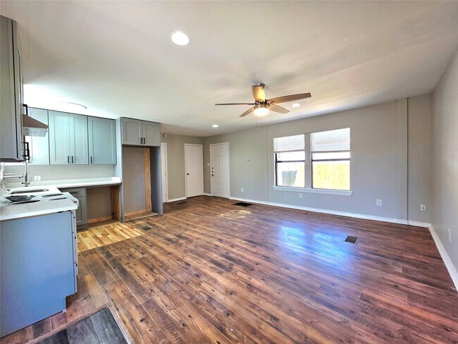 Photo - 208 Cemetery Rd