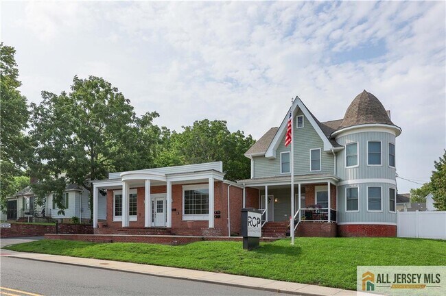 Photo - 215 Washington Rd