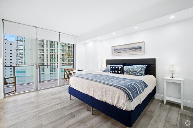 Building Photo - 1300 Brickell Bay Dr Unit 905 Rental