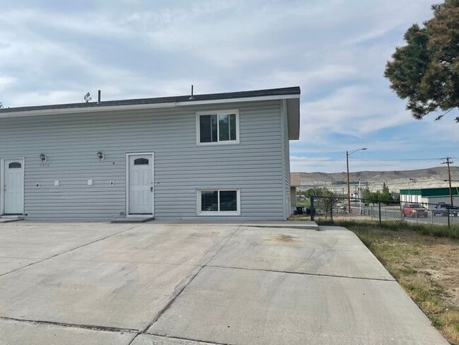 Building Photo - Available Now! Rental