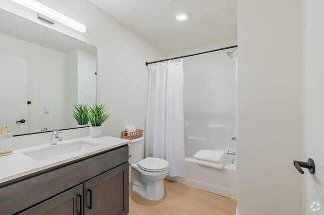 2BR, 1BA - 785SF - Bathroom - River Run Apartments