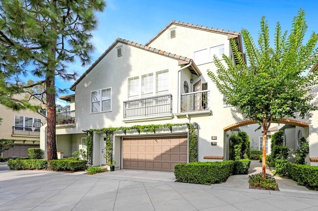 Building Photo - Gorgeous interior tract townhouse in the desirable gated Summit community