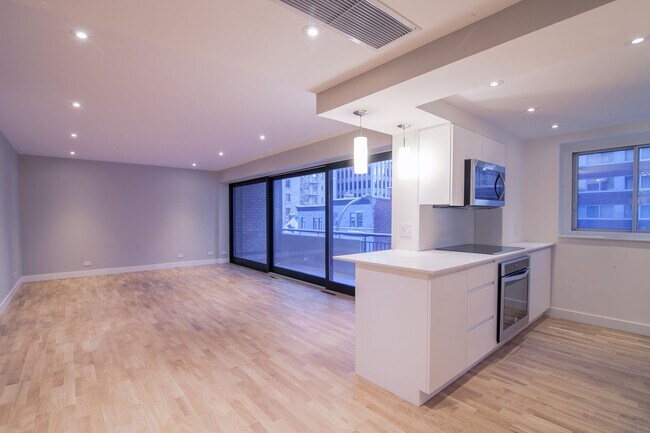 Building Photo - 3435 Rue Drummond Unit 31