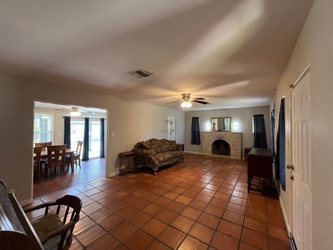 Photo - HOUSE AND BACK APARTMENT ON LARGE LOT!!