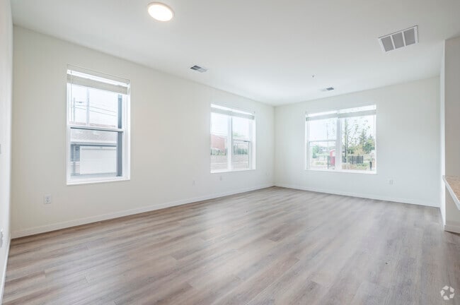 3BR, 2BA - 1232SF - Living Room
