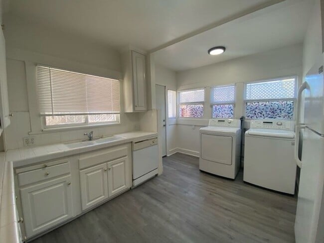 Photo - $2,295 . Spacious 2-Bedroom Unit Near the Beach!! Unidad 1620