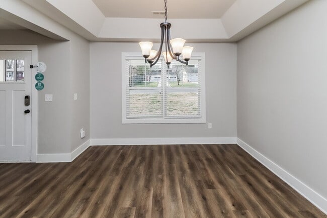 Photo - 528 Hillandale St NE