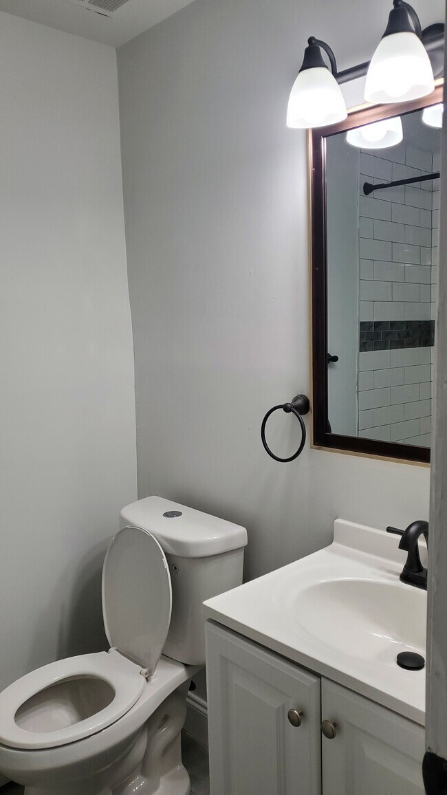 Studio bathroom - 3854 Garrett Rd Unit 23