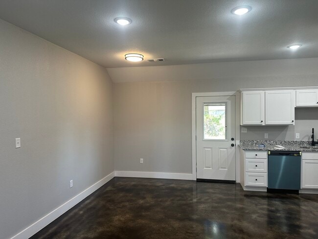 122 Redwood Dr