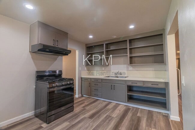 Photo - 4248 E 4th St
