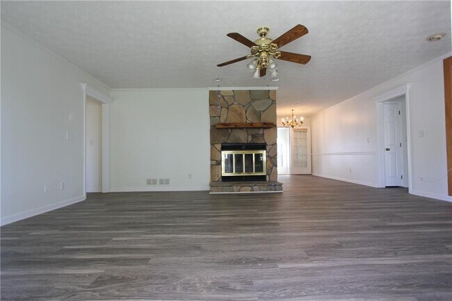 Photo - 818 Springlake Rd