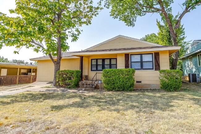 Well maintained 3 bedroom home in 76107