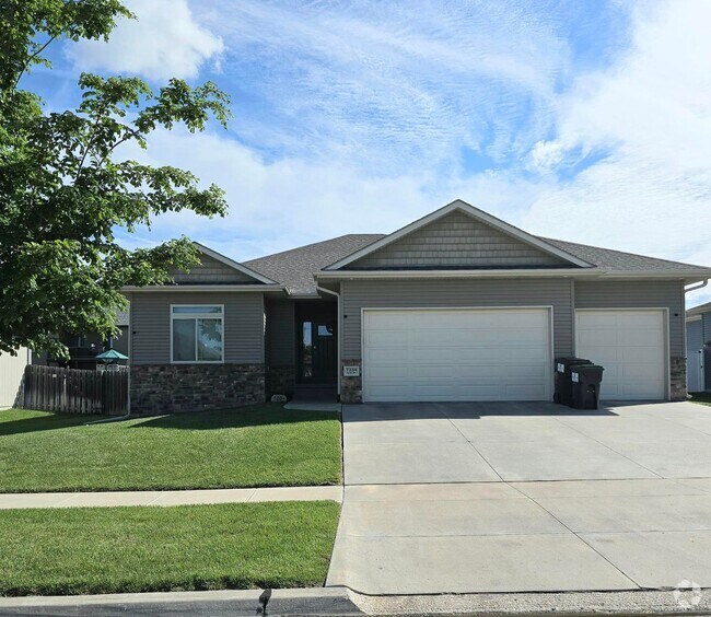 Building Photo - Spacious 5 Bedroom/3Bath Single Family Home