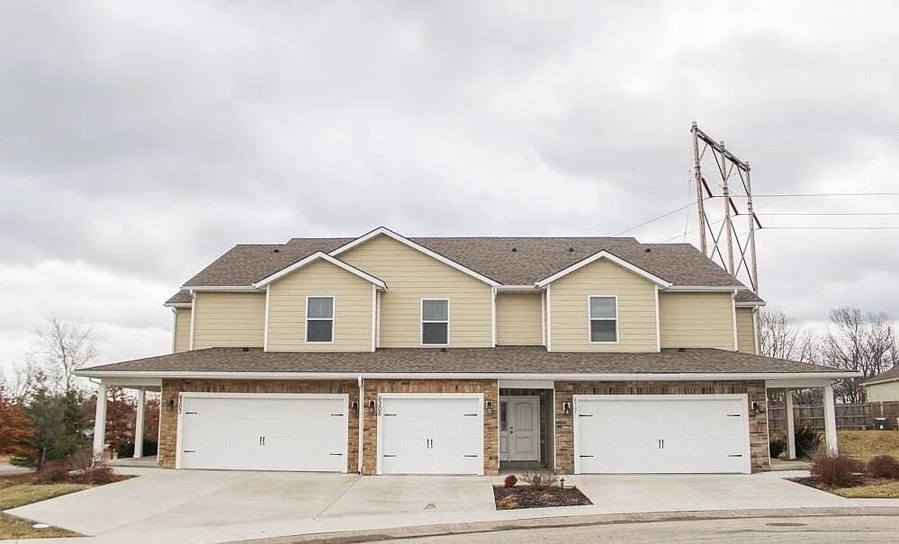 2 Bed, 2.5 Bath Townhouse - Shawnee, KS - 2 Bed, 2.5 Bath Townhouse - Shawnee, KS