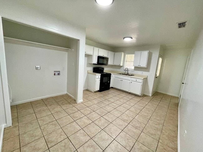 Building Photo - 3 Bed / 1 Bath Apartment in Truman, Available Now!