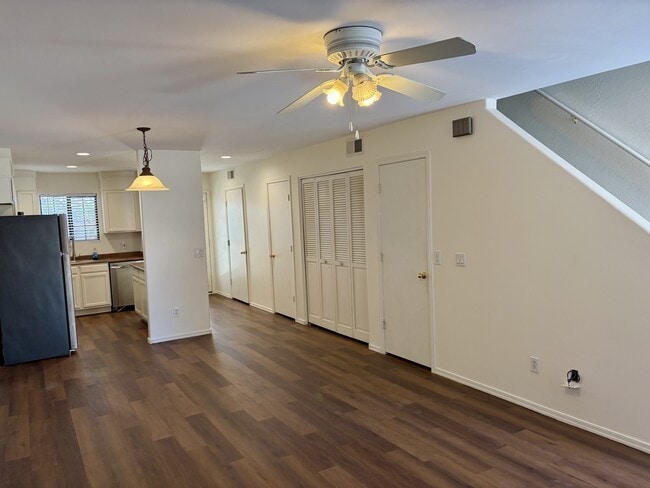 Building Photo - 455 S Mesa Dr Unit 178