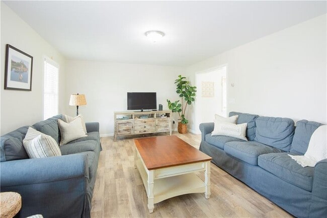 Photo - 663 Aquidneck Ave