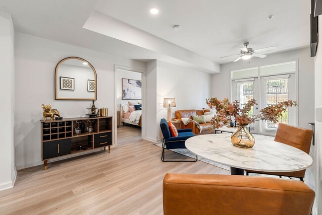 2BD, 2BA - 1046SF - Living Room