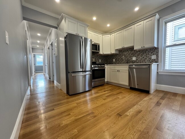 Amazing Ktichen and Layout! - 29 East St Apartments Unit #3