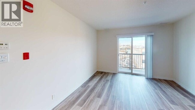 Photo - 10101-10101 101 Ave