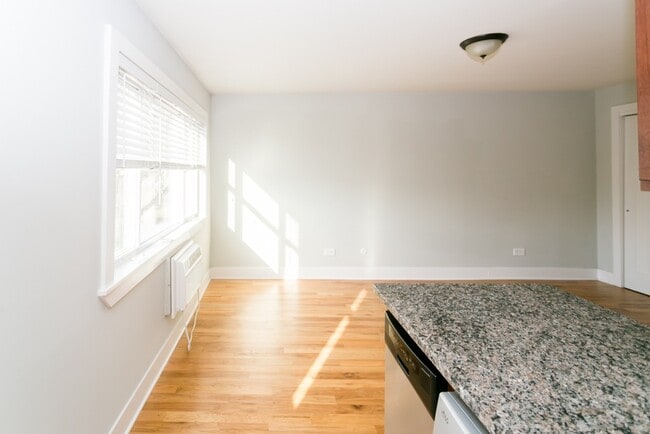 Photo - 696 Elm Pl Unidad 702