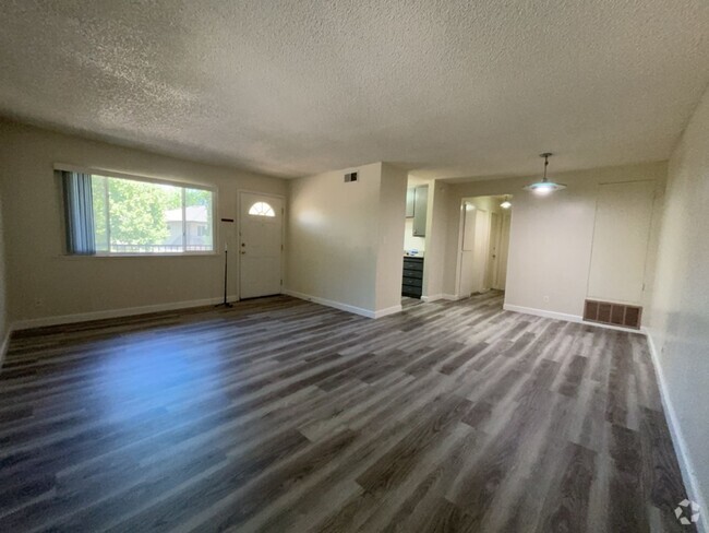 Building Photo - 2 bedroom 1 bath upstairs 4-Plex Unit 4 Rental