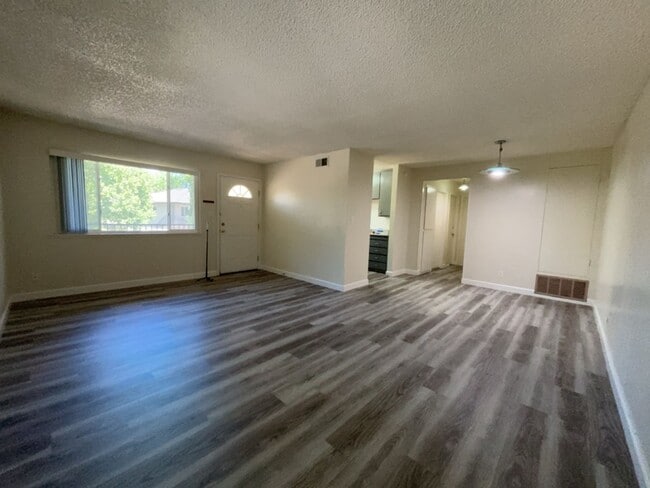 Building Photo - 2 bedroom 1 bath upstairs 4-Plex Unit 4 Rental