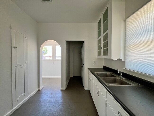 Kitchen + Nook + W/D - 1121 N 1st Ave