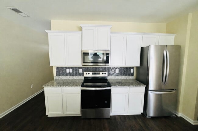 Kitchen and appliances - 168 Hampton Cir